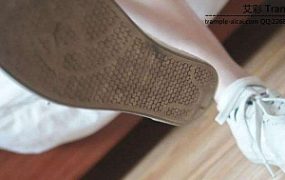 某工商大一两女学生帆布鞋的初次踩踏