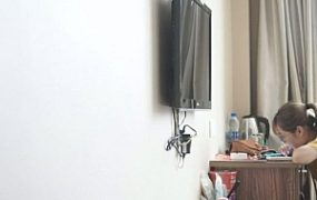 前台话务员小雨的初次裸足调教