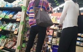 院校细巧娇小型美女的初次踩踏