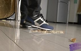 小月第一次 运动鞋踩面包喂奴隶