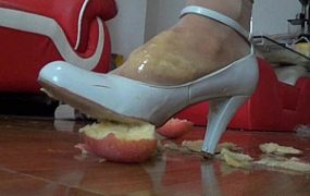 香蕉苹果踩成泥喂狗