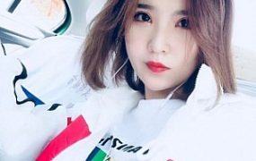 喵学姐第一次面对镜头 舔她棉袜