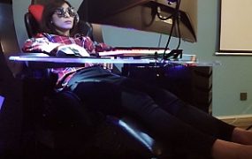 电竞按摩椅躺着享受