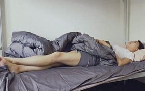 馨雨起床换丝袜