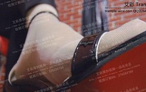 精致高跟凉鞋踩踏