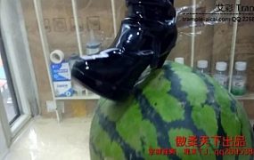 长筒帆布加高跟踩香蕉和西瓜
