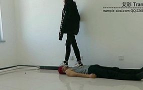 00后天使女主运动鞋；黑棉袜；裸足踩玩贱狗！