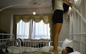 『奴隶岛』—婷婷初次体验踩踏、踮脚尖碾踩