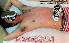 俩位女生棉袜脚下的真实暴力