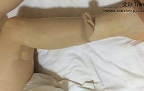 售楼部妹纸棉袜撕破丝袜舔玩玉足 -1080P