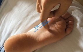 脱掉妹子脏袜子闻舔原味嫩脚