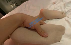 约清纯校花到宾馆舔脚