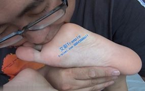 眼镜男舔嫩脚