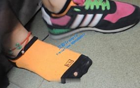 脱地铁站实习生棉袜玩玉足，一脸怀疑的眼神