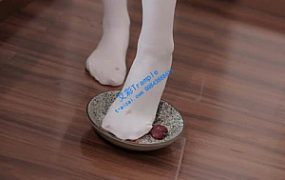 性感白丝踩樱桃