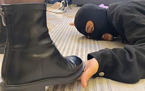 【W.K.T】—妍妍小皮靴踢费贱狗下体 YC-221211-11