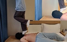 【00后小彤】放假玩哥哥 全体重踩脸 吃脏鞋踩的食物 YC-2212110