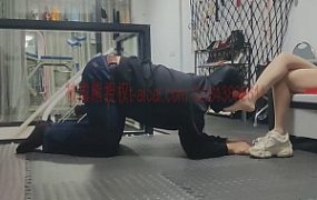 「被虐熊原创」健身房剧情调教变成女健身助教的脚奴（下）YC-221209-7