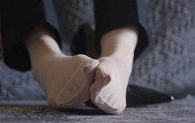 臭丝脚POV【贝琳】无处安放的脚 穿了一星期的袜子 又酸又臭又痒 YC-220906-7