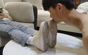 【酱酱s】18岁弟弟舔超脏鞋底闻袜子，鞋底喂水 YC-220903-3