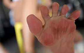 【芊芊】夏日原味凉鞋汗脚踩踏舔脚母畜