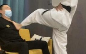 【LAPAPA】初六40码大脚跆拳道疯狂脚耳光强迫贱货舔脚 大脚踹扁贱狗 YC-220804-4