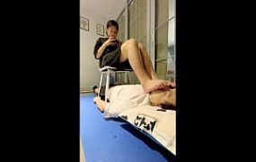 【萝莉酱】足球健将小玉首调 穿了半个多月没洗的脏袜子蹦跳踩踏闻舔臭脚