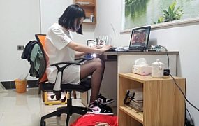 168cm黑丝AJ中山少女姿默玩LOL，无意识把狗头狗裆当脚垫 YC-220224-3