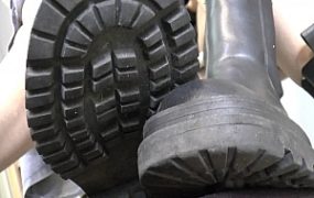 1Kitty baby 第一人称舔鞋底臭袜踩脸