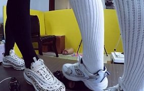 婧意双S全语言 学姐运动鞋长棉袜玩踩人脸地板 偷窥的代价第一集