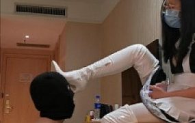 鱼爹高跟白靴踢废物肚子，无视淤血