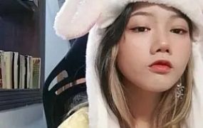 【00后蕬小乃】现实记录，黑丝恋足脚喂食