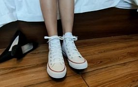 鱼爹白色匡威踢裆