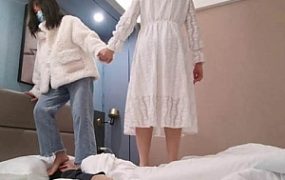【00后蕬小乃】小乃和表妹双人裸足踩踏，舔裸足