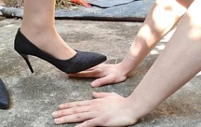 鱼爹户外踩胸和手，无视废物出血破皮