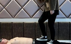 【子怡】匡威全体重踩踏强迫毯子舔鞋底