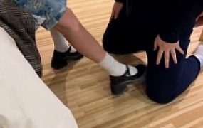 套路直播视频【伊莉】及萝莉主白袜踢裆？双S初调