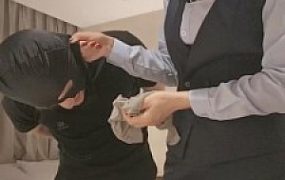 套路直播视频【芊兮殿下】猥琐男经理偷闻丝袜被逮住虐