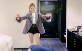 套路直播视频【uuu】白长靴S鞭打转胯闻舔肉丝