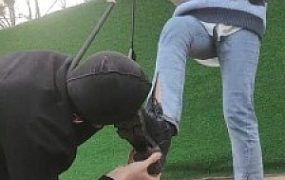 套路直播视频【辰辰】户外强迫狗舔超脏泥土鞋底