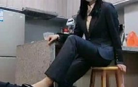 套路直播视频【御神】开发银行女职员-脚喂酸奶【双视角版】