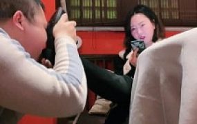 套路直播视频【十月】首调-外出吃饭狗跪地伺候/重度耳光吃烟灰