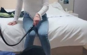 套路直播视频【西西】学妹开发萌新狗清理鞋子/脚喂食蛋糕/深喉