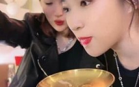 套路直播视频【鑫儿教头】双奴争宠吃口水/全体重踩踏【双视角版】