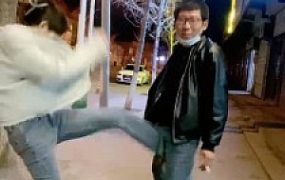 套路直播视频【孤傲女帝】带闺蜜户外暴踹踢裆/室内全体重踩头