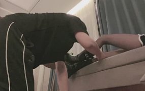 套路直播视频【小球】长靴黑丝诱惑-踩踏/舔酸奶脚