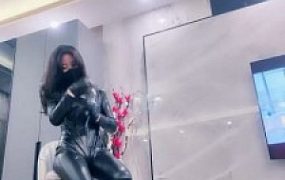 套路直播视频【禾末】超酷皮衣S-高跟碾压狗头舔/皮手套虐乳/脚耳光/腿绞
