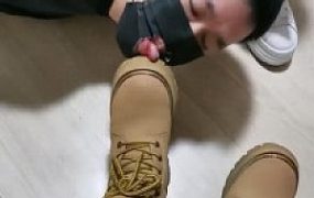 套路直播视频【文文文】姐妹花辱脚垫舔脏鞋底/碾头