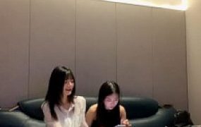 套路直播视频【宝爷】带素人闺蜜玩狗子/骑马全体重踩踏/转胯喂口水