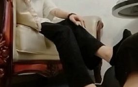 套路直播视频【思思】超可爱学生主-小白鞋黑短袜辱狗/踩喂食【双视角版】bf25672